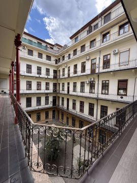 Eladó Lakás 1088 Budapest 8. kerület , Palotanegyed, Szentkirályi utca 2 külön nyíló szobás