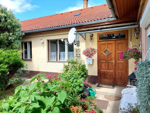 Eladó Lakás 7400 Kaposvár , ** Gróf Apponyi A. u. fsz-i, kertkapcsolatos, 3 szobás lakás