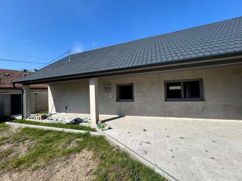 Eladó Ház 2750 Nagykőrös Teljes körűen felújított családi ház hatalmas fedett terasz