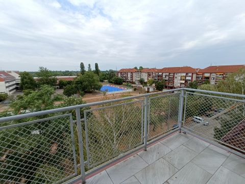 Kiadó Lakás 6000 Kecskemét , Liftes, 5. emeleti 2 szobás, bútorozott, klímás lakás