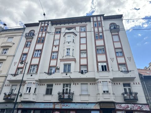 Eladó Lakás 1086 Budapest 8. kerület Különnyíló szobás lakás  eladó 1. emeleti és felújítandó