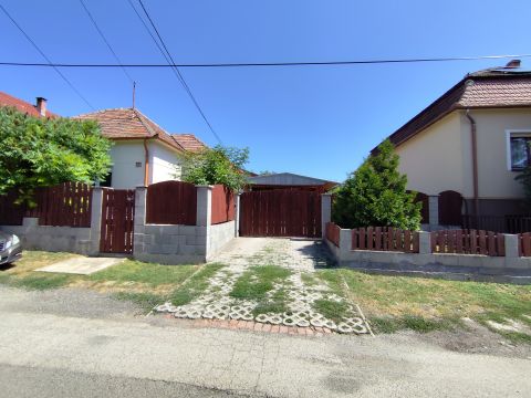 Eladó Ház 2173 Kartal , Mikszáth utca 1