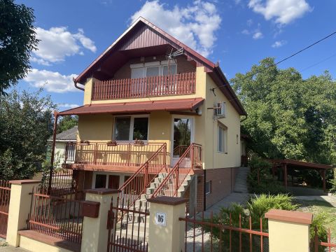 Eladó Ház 6060 Tiszakécske , Egész évben lakható 3 szintes hétvégi ház üdülőövezetben 