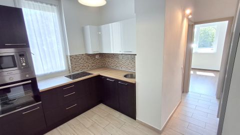Eladó Lakás 1181 Budapest 18. kerület , Szent Lőrinc-lakótelep, felújított, két szobás erkélyes
