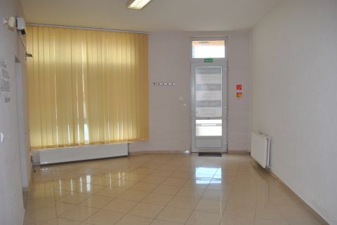Eladó Üzlethelyiség 6000 Kecskemét , Helyiségenként jól kiadható üzlethelyiség ELADÓ!