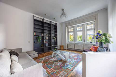 Kiadó Lakás 1061 Budapest 6. kerület Jókai térre néző lakás 50 nm-es nappalival
