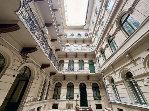 Eladó Lakás 1067 Budapest 6. kerület , KÉT BEJÁRAT – SOK LEHETŐSÉG! Felújítandó nagypolgári lakás