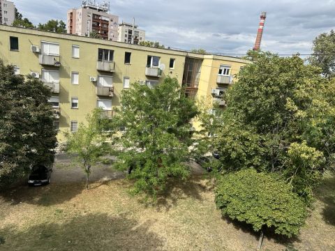 Eladó Lakás 6000 Kecskemét , Belváros közelében 3. emeleti 1+ 1/2 szobás lakás