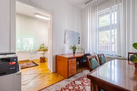 Eladó Iroda 1047 Budapest 4. kerület ÖNÁLLÓ ÉPÜLET saját telken a Váci út közelében