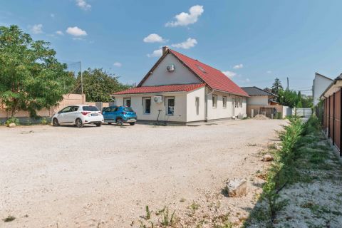Eladó Ház 2220 Vecsés , Nagy telekkel eladó ház Vecsésen