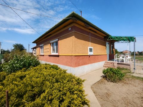 Eladó Ház 2212 Csévharaszt , Csévharaszti nagy telken található ház