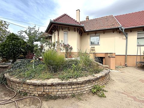 Eladó Ház 6000 Kecskemét 3 szobás ház a Nyugati körút közelében, aszfaltozott utcában