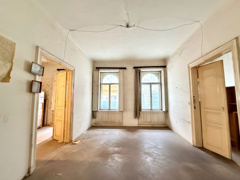Eladó Lakás 1067 Budapest 6. kerület , KÉT BEJÁRAT – SOK LEHETŐSÉG! Felújítandó nagypolgári lakás