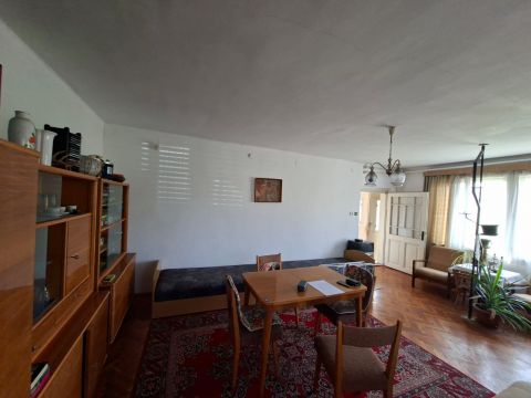 Eladó Ház 7013 Cece Remek helyen, a központhoz közel.