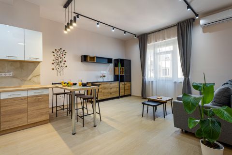 Eladó Lakás 1071 Budapest 7. kerület , Felújított, bútorozott-gépesített, erkélyes lakás (3.)