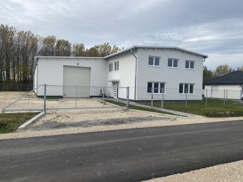 Kiadó Ipari 9144 Kóny , KÓNYBAN KIADÓ ÚJ ÉPÍTÉSŰ CSARNOK IRODÁVAL, MUNKÁSSZÁLLÁSSAL