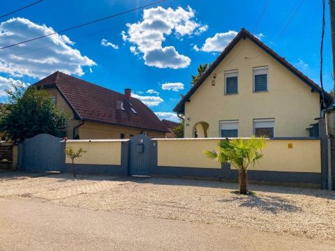 Eladó Ház 5900 Orosháza , Igényes családi ház,  3%-os hitelre is elérhető