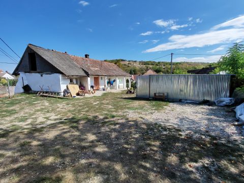 Eladó Ház 7086 Ozora Saroktelken házikó