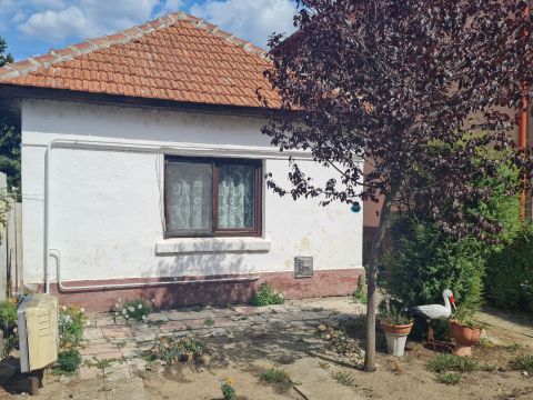Eladó Ház 2509 Esztergom , Esztergom-Kertvárosban, a Palatinus-Tófürdő közelében eladó!