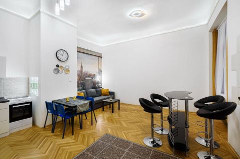 Eladó Lakás 1053 Budapest 5. kerület Károlyi kert közelében, felújított, önálló HRSZ-es lakás