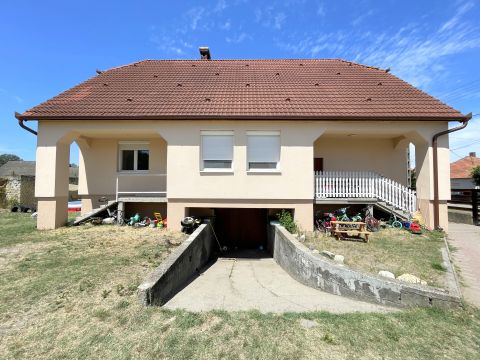Eladó Ház 6097 Kunadacs Nappali + 3 szobás felújított családi ház - 1000 nm-es telek