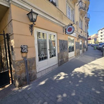 Eladó Üzlethelyiség 1122 Budapest 12. kerület FREKVENTÁLT HELYEN UTCAI BEJÁRATTAL 124nm-es ÜZLET! 