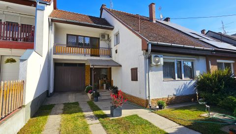 Eladó Ház 6000 Kecskemét , Tágas,3 szintes sorház saját zöld oázissal eladó Kecskeméten