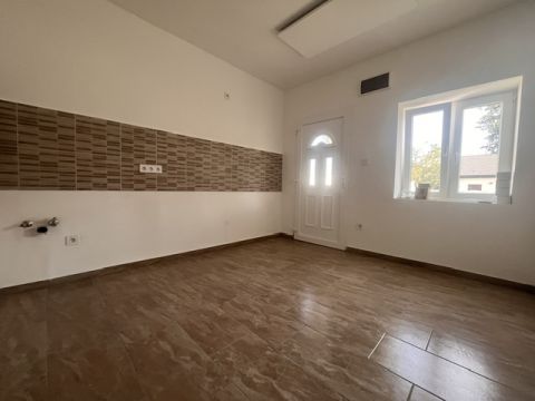 Eladó Lakás 9172 Győrzámoly  Felújított otthon saját kertkapcsolattal Győrzámolyon!