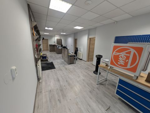 Eladó Üzlethelyiség 8200 Veszprém , Többféle használásra alkalmas, üzlethelyiség eladó!
