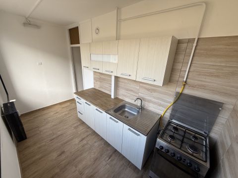 Eladó Lakás 6000 Kecskemét , 3. emeleti, szigetelt,felújított lakás parkra néző erkéllyel