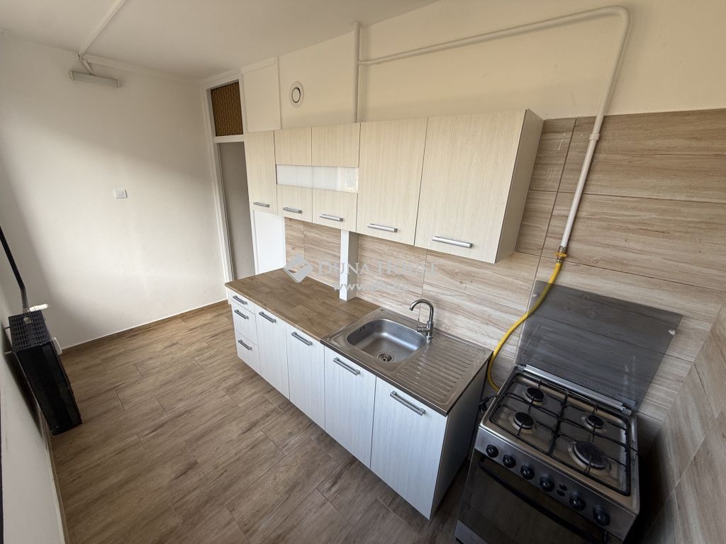 6000 Kecskemét , 3. emeleti, szigetelt,felújított lakás parkra néző erkéllyel — 1/17