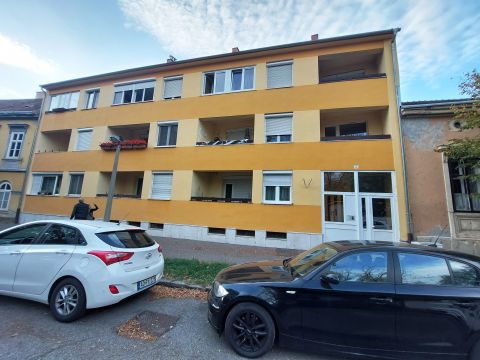 Eladó Lakás 9400 Sopron Kófaragó térnél eladó, első emeleti, erkényes garzonlakás