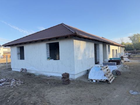 Eladó Ház 2200 Monor Garázskapcsolatos, 3 szoba + nappalis újépítésű ikerházfél!