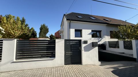 Eladó Ház 1188 Budapest 18. kerület , ÚJPÉTERITELEP, felújított, dupla garázsos, N+3 szobás, 185m2