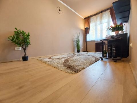 Eladó Lakás 1044 Budapest 4. kerület , 4.ker. 2. em., felújított, gépkocsibeállási lehetőséggel!