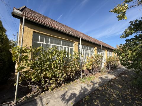 Eladó Ház 2371 Dabas Összközműves, felújítandó családi ház